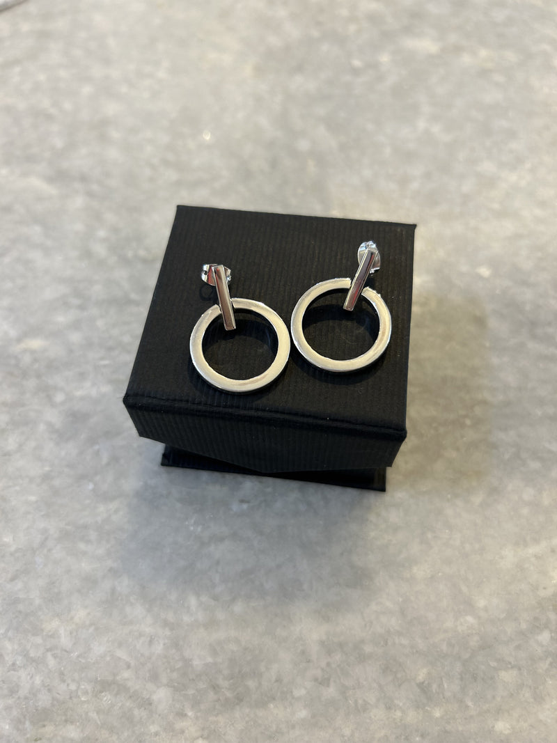 Silver circle stud earings